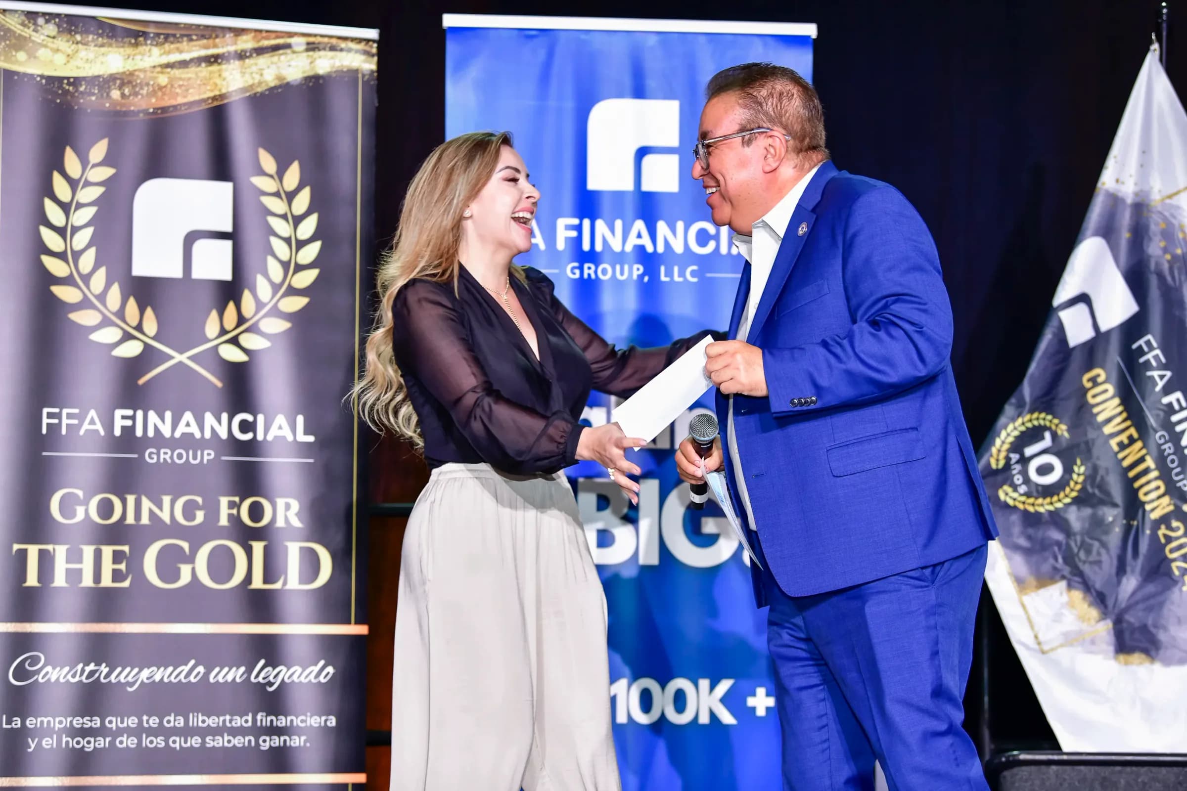 Juan Castaño reconociendo a una integrante de FFA Financial Group