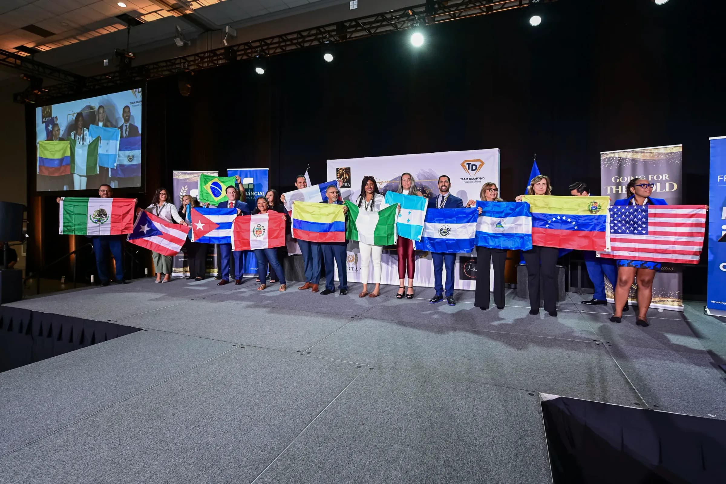 Participantes de la convención FFA Financial exhibiendo banderas internacionales
