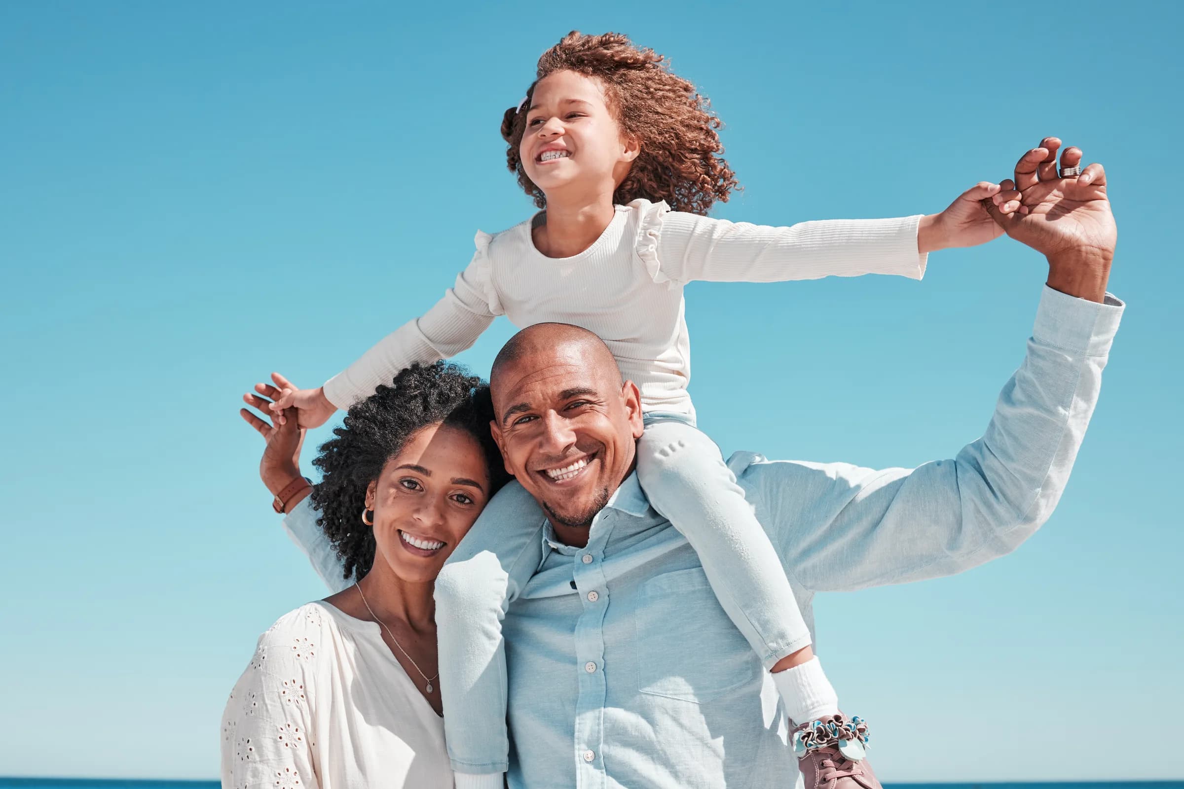 Familia disfrutando un día en la playa con tranquilidad