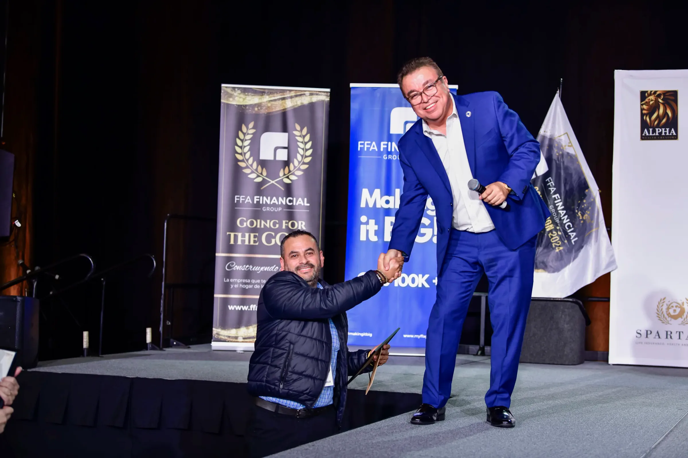 Juan Castaño saludando a un asistente durante la convención de FFA Financial